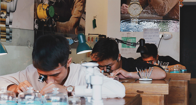 dánh bóng đồng hồ cũng cần phải đúng quy chuẩn