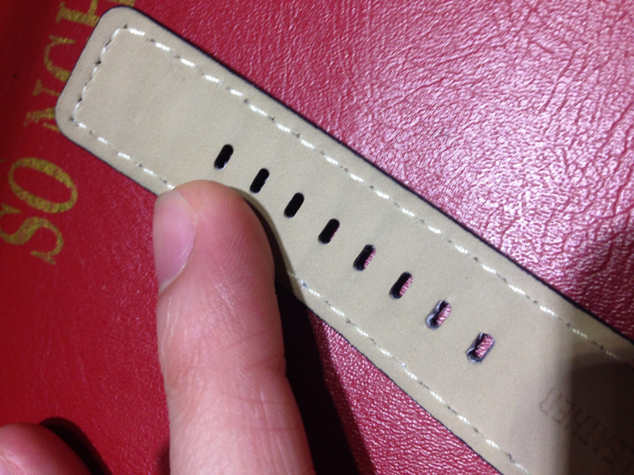 Tự đục lỗ dây đồng hồ đơn giản tại nhà 