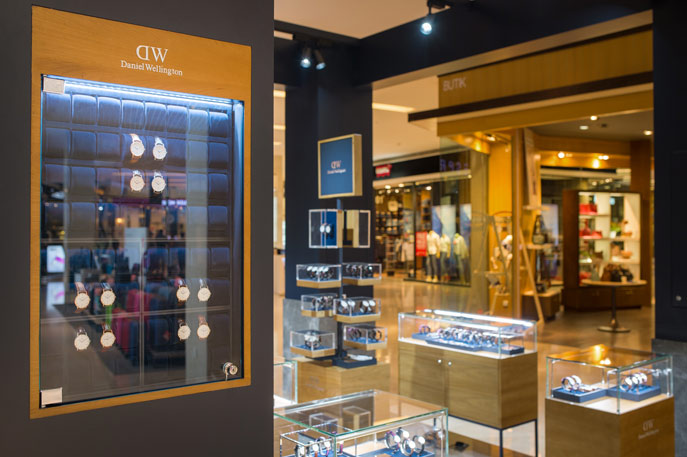 Thay dây đồng hồ DW tại trung tâm bảo hành chính hãng