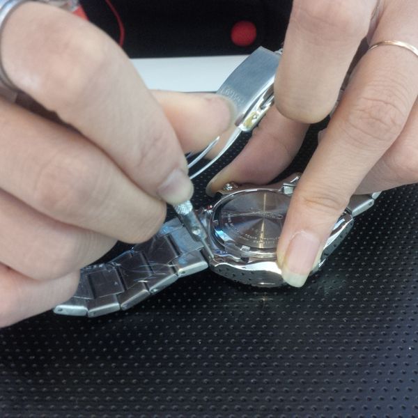 thay dây đồng hồ kim loại