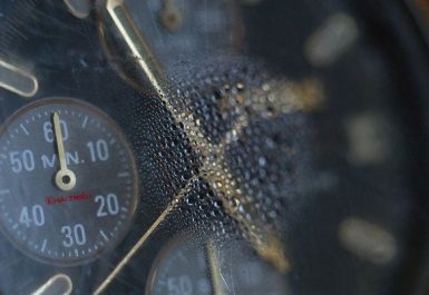 đồng hồ bị nước vào phải làm sao