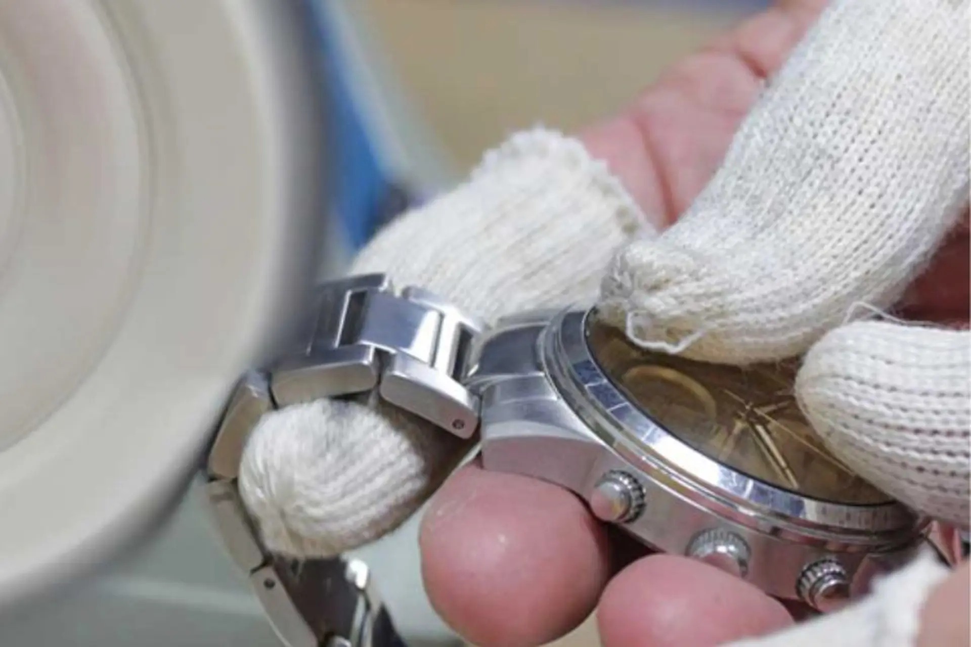 Máy đánh bóng đồng hồ luôn tốt hơn bạn làm thủ công