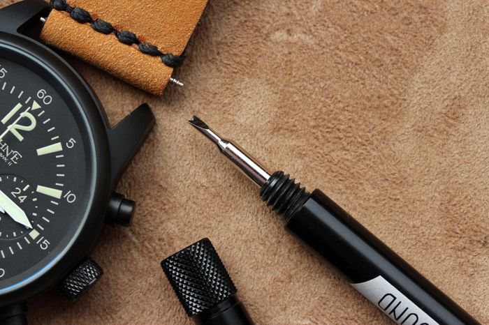 Đánh bóng dây da đồng hồ đơn giản