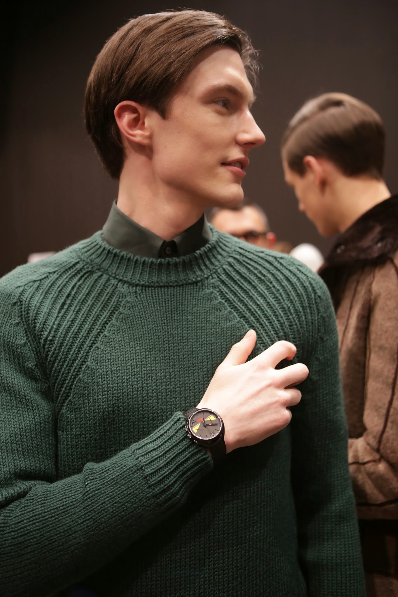 Đồng hồ dây da nam đẹp Fendi