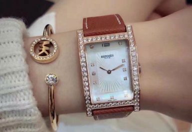 Đồng hồ mặt vuông hiệu Hermes