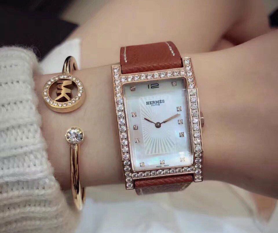 Đồng hồ mặt vuông hiệu Hermes