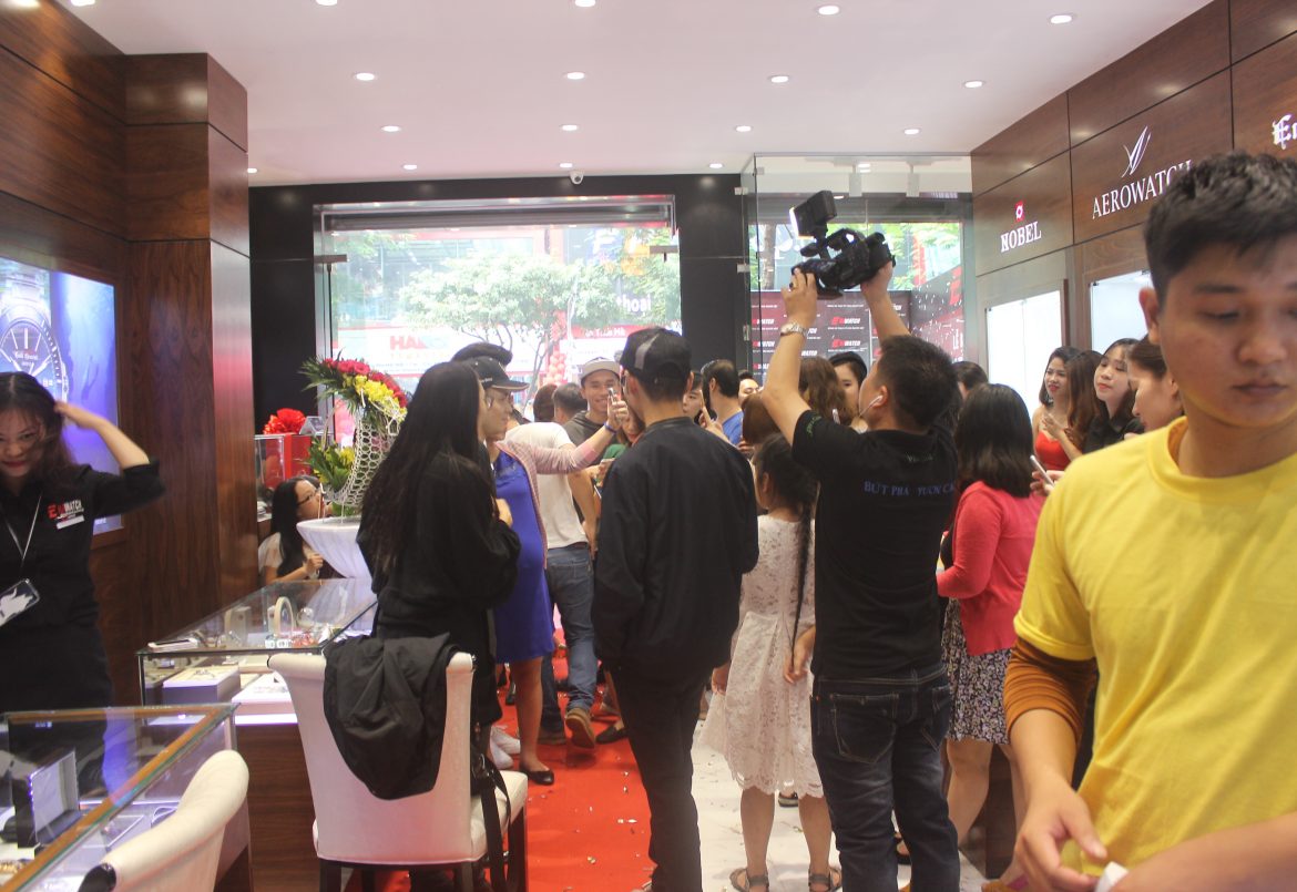 Cửa hàng đồng hồ chính hàng Thụy Sỹ Erawatch tại số 100 Thái Hà