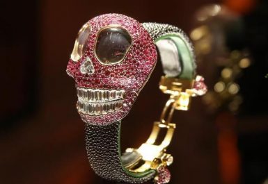 đồng hồ Thụy Sỹ hình đầu lâu