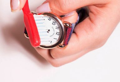 Làm sạch đồng hồ tại nhà cũng cần cẩn trọng