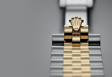 Logo-duoc-dap-tren-day-deo-cua-dong-ho-Rolex-xin