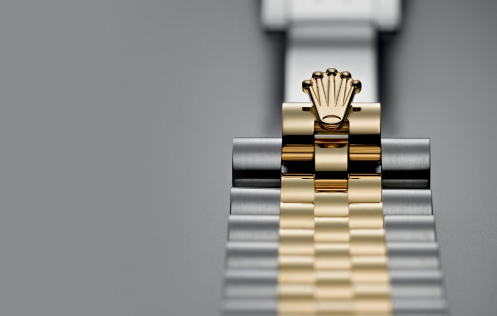 Logo-duoc-dap-tren-day-deo-cua-dong-ho-Rolex-xin