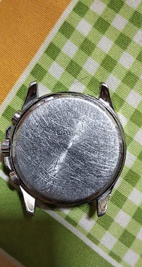 Vỏ đồng hồ bị trầy xước nghiêm trọng