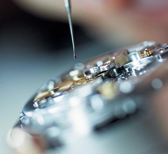 lau dầu đồng hồ cần chi tiết từng ngóc ngách