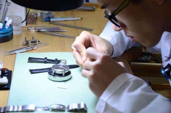 thay dây đồng hồ da bò tại Hà Nội