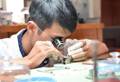 lau dầu bảo dưỡng đồng hồ