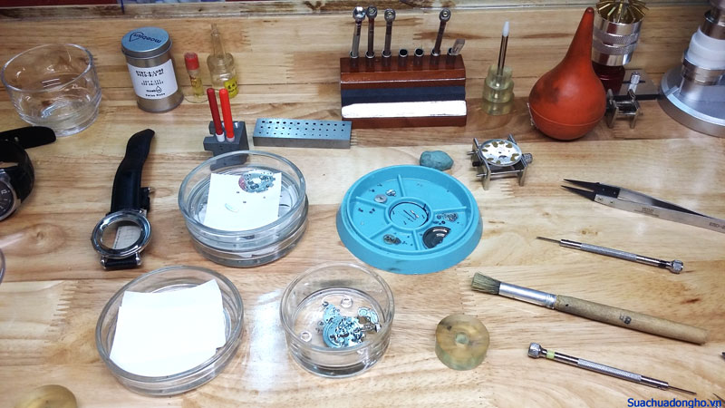 lau dầu bảo dưỡng đồng hồ