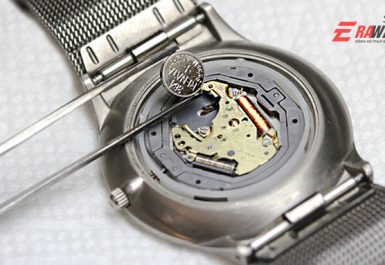 thay-pin-dong-ho-chinh-hang