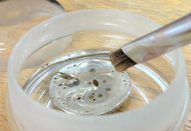 lau dầu đồng hồ