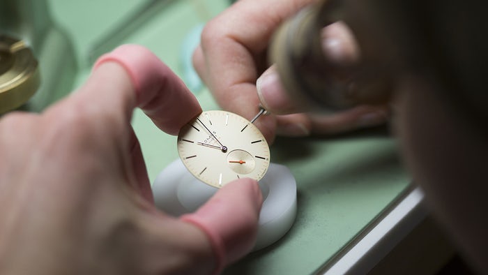 đánh bóng đồng hồ