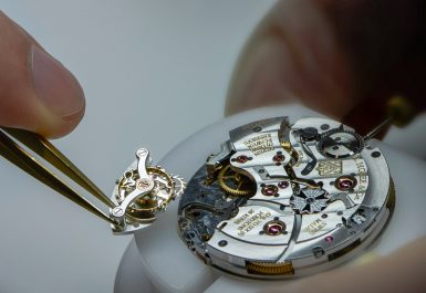 lau dầu bảo dưỡng đồng hồ