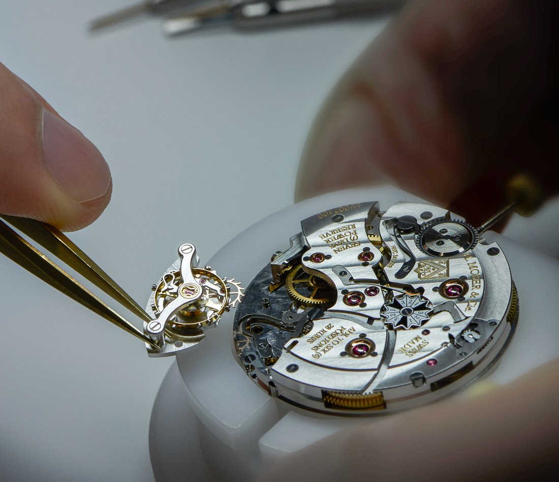 lau dầu bảo dưỡng đồng hồ