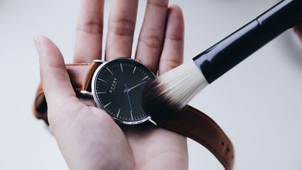 Dụng cụ và dung dịch vệ sinh dây da không đúng