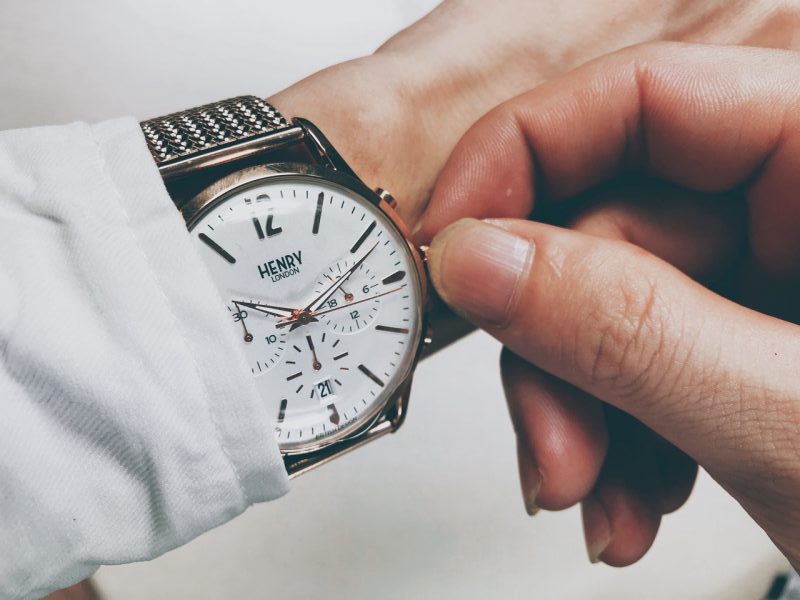 thói quen khiến đồng hồ nhanh hết pin