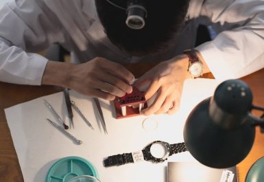 Cổ tay 15mm thích đeo đồng hồ kim loại phải làm sao?