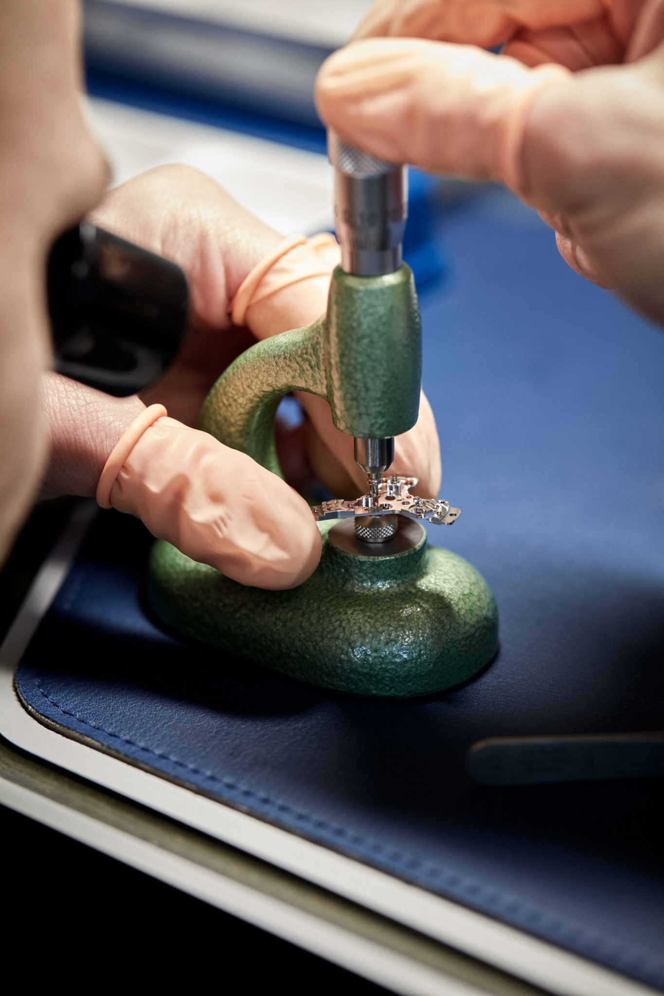 dịch vụ lau dầu đồng hồ tại TPHCM