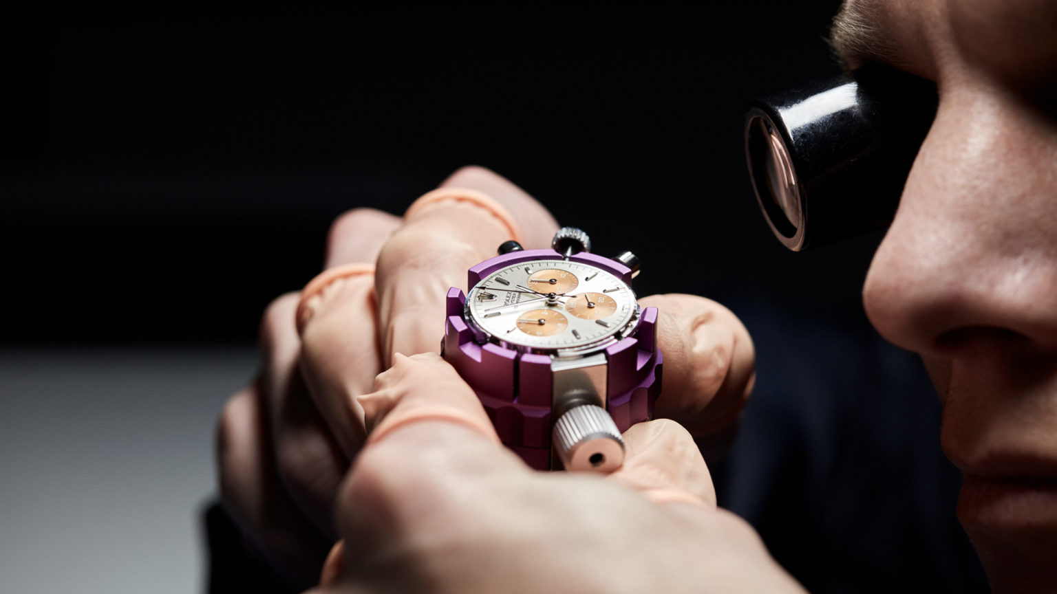 dịch vụ lau dầu đồng hồ tại TPHCM