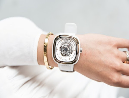 địa chỉ thay mặt kính đồng hồ Sevenfriday