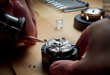 Lau dầu máy đồng hồ cơ hết bao nhiêu tiền