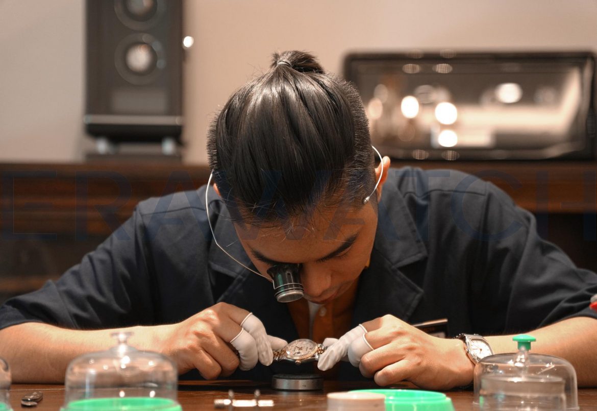 Kỹ thuật viên Erawatch - Trung tâm sửa chữa đồng hồ 55A Phan Chu Trinh, Hoàn Kiếm, Hà Nội