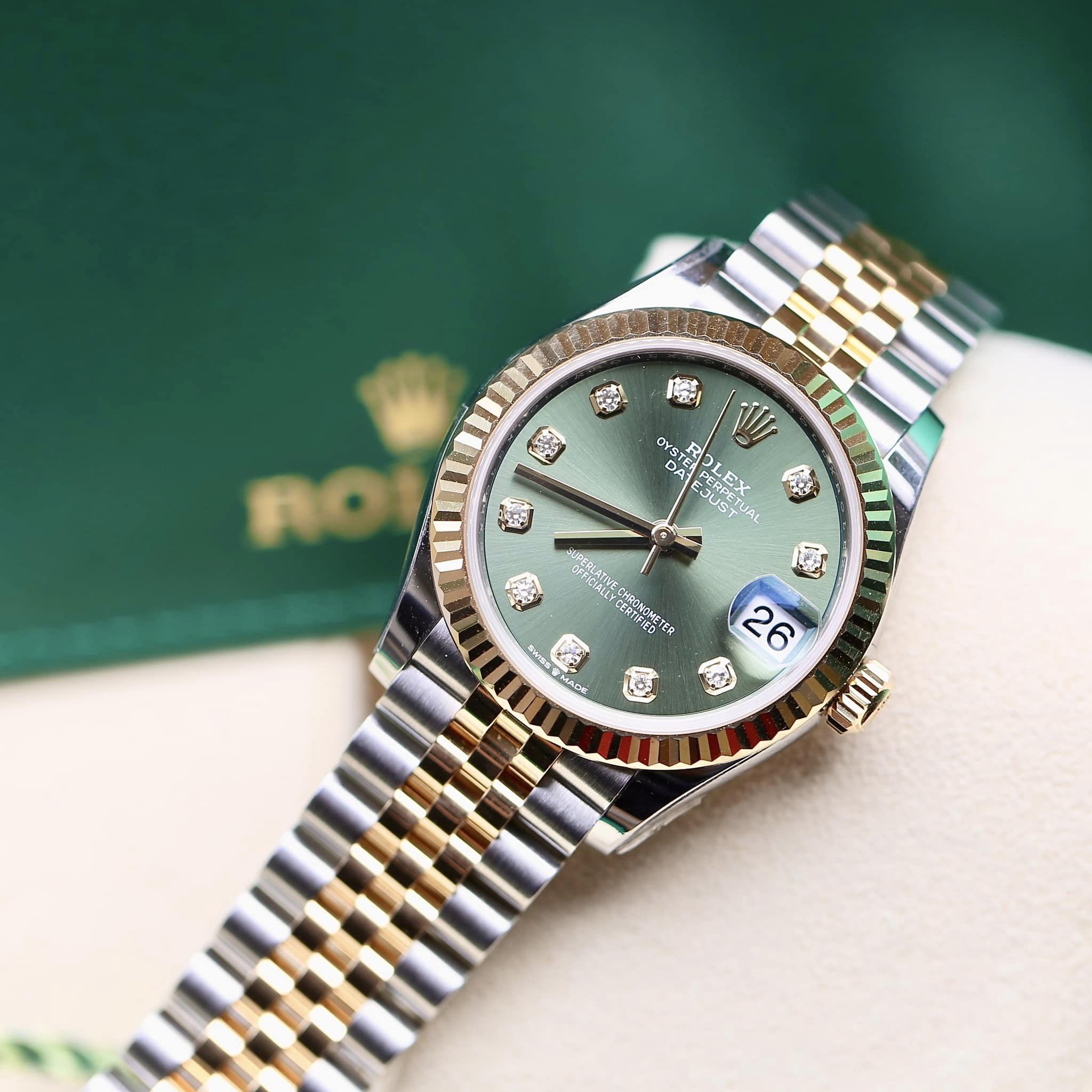 Rolex Oyster Perpetual Datejust Giá Bao Nhiêu?