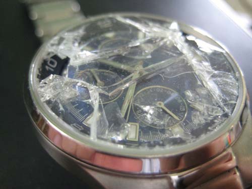 Thay mặt kính sapphire đồng hồ giá bao nhiêu?