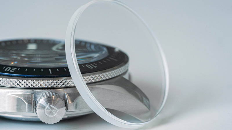 Thay mặt kính sapphire đồng hồ giá bao nhiêu?